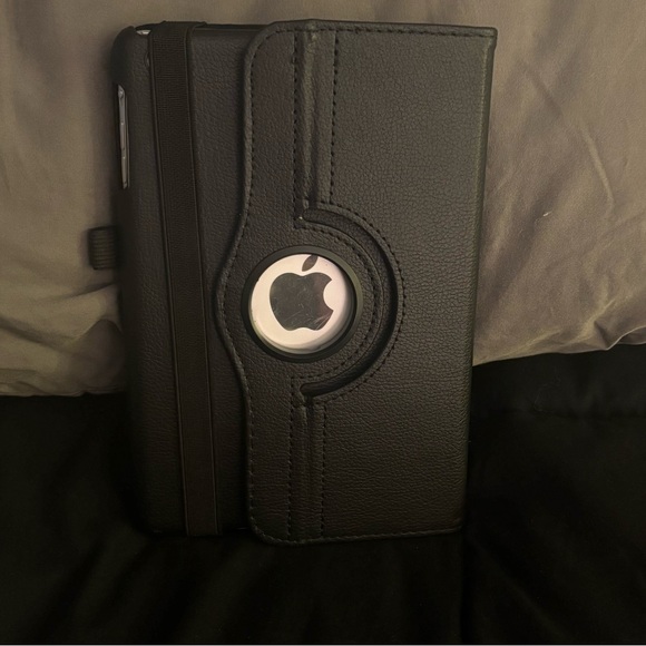 iPad mini with case and protector screen on - Picture 9 of 9